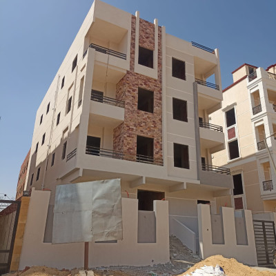 اعمال البناء في قطعه 38 في العين