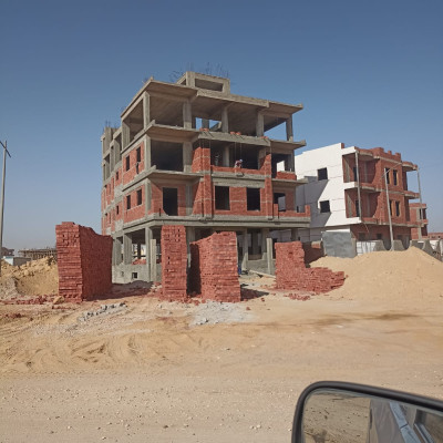 اعمال البناء في قطعه 103 شمال المدينه